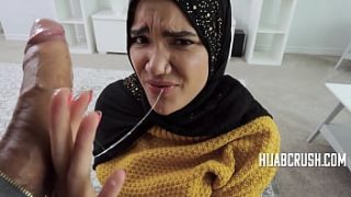 Gadis Berhijab Tak Puas Dengan Syarat Kakak Tiri – Naudi Nala