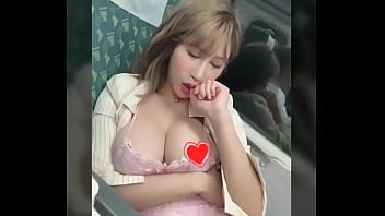 Model Taiwan Yui Xin Pamer Payudara Seksi