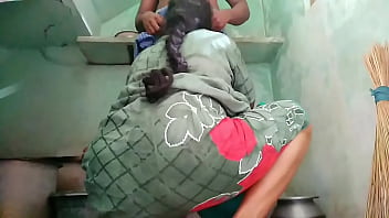 Mandi Panas Bareng Tante Desi Di Kamar Mandi