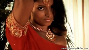 Gadis Eksotis Dari India Yang Menggoda