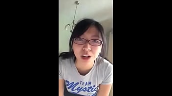 Karyawati Mcdonald’s Di As, Linda, Pamer Payudara Secara Live