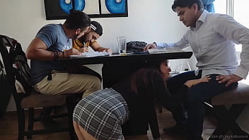 Murid-murid Memanfaatkan Guru Yang Sedang Horny Dan Bergiliran Ngentotinya Gangbang (1/2)