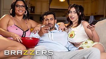 Ashlyn Peaks Dan Chloe Surreal Mengajak Crush Mereka Nonton Film, Tapi Malah Berubah Jadi Malam Panas Bertiga