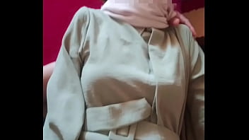 Saudari Tiri Berhijab Panas Saat Merayakan Lebaran