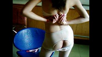 Mama Tersedu-sedu Basah Kuyup Saat Dipukuli Dengan Tongkat Besar