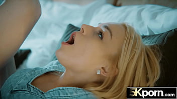 Gadis Blonde Manis Mainin Memeknya Sebelum Bercinta