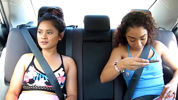 Pov Di Balik Layar: Aku Tahu Semua Pecinta Pantat Dan Payudara Toticos Pasti Bakal Tergila-gila Sama Dua Video Panas Di Miami Ini, Bintangnya Sarah Lace & Violet Rae, Filipina Dan Latina Dalam Adegan Interracial Yang Bikin Ngiler