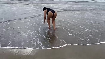 Pertemuan Panas Di Pantai Meksiko Dengan Gadis Seksi Yang Kuajak Ke Apartemen Dan Kusentuh Payudaranya Lalu Kubuka Pantatnya Untuk Kuperkosa, Adegan Amatir Beneran.
