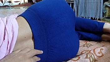Adik Tiri India Manis Digituhin Kakak Tiri, Adegan Mesra Close Up Dengan Suara Hindi Jelas – Video Sex Desi Panas