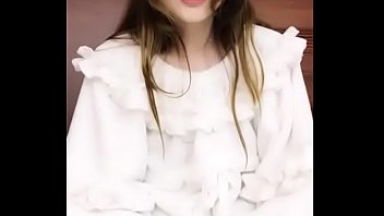 嫩滑蜜桃般的纯欲小魔女，直播间里的粉白诱惑让人心跳加速