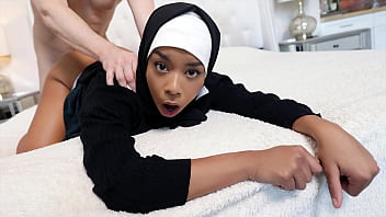 Anak Tiri Berhijab Ingin Merasakan Sensasi Penis Menusuk Dalam-dalam – Hijablust