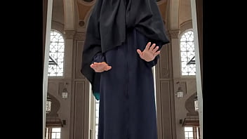 Mencoba Abaya Dan Hijab Dengan Gaya Yang Menggoda