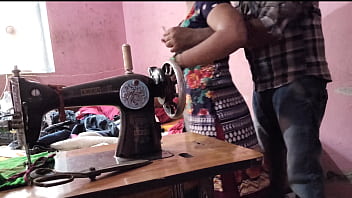 Desi Bhabhi Digoda Saat Menjahit, Paman Tak Tahan Godaannya