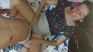 Adik Tiri Menggoda Kontol Kakak Tiri Dan Memaksanya Untuk Ngentot Memek Ketatnya