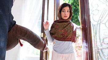 Tetangga Nakal Bantu Gadis Berhijab Kenalan Dengan Lingkungan – Goyang Hijab