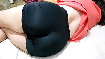 Teman Perempuanku Menginap Di Rumahku Dan Memakai Short Mini Yang Menggoda