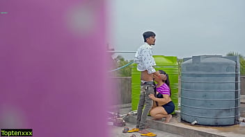 Goyang Hot Di Atap! Jangan Sampai Keluar Di Dalam Ya Sayang