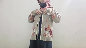 Gadis Berhijab Memuaskan Nafsu Dengan Mentimun