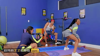 Brazzers – Nikmati Sensasi Memompa Sambil Menonton Bintang Porno Terseksi Berkeringat Saat Latihan Mesum Mereka