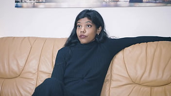 Mantan Host Tv Desi Devi Yang Seksi Di Sofa Casting Kami