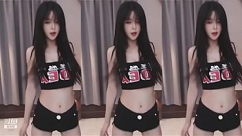 Cô Nàng Trung Quốc Uốn éo Với Thân Hình Mảnh Mai Quyến Rũ