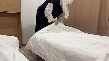 Pelayan Arab Menggoda Tamu Hotel Di Kamar Dengan Memek Ketatnya Yang Menggoda