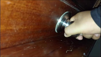 Mengintip Ibu Tiriku Yang Montok Dan Menggoda