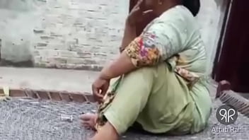 Menggoda: Bibir Merah Tante Pakistan Yang Berasap