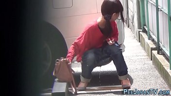 Gadis Jepang Genit Pipis Sembarangan Di Jalanan