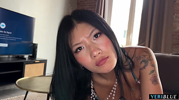 Ayah Tiriku Menangkapku Mengirim Foto Bugil Ke Pacarku!