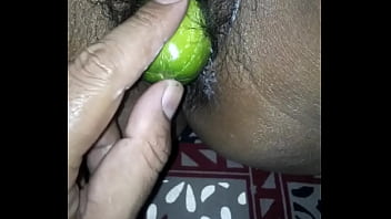 Istri Seksi Desi Menggigil Saat Melahap Mentimun Dengan Penuh Nafsu