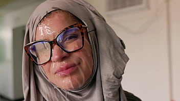 Gadis Berhijab Cosplay Digoyang Hingga Klimaks Oleh Milf Amerika