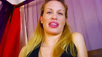 Ibu Berambut Pirang Yang Seksi Dan Berlekuk Indah