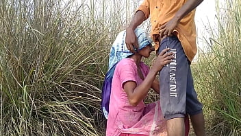 Istri Lagi Cari Kayu Di Luar, Suami Ajak Main Di Luar Rumah, Video Mesum Desi Hindi