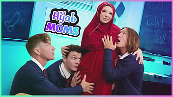 Gadis Berhijab Puaskan Tiga Pria Sekaligus