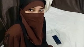 Saudara Tiri Muslim Yang Nakal Angkat Hijab, Ajari Adik Tirinya Di Ranjang