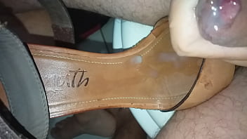 Menggoda Tersembunyi Di Sela-sela Sandal Tante