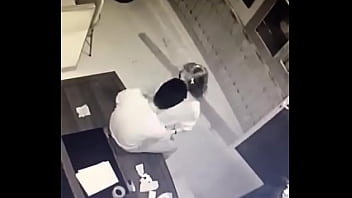 越南海防厂区业务副理竟在副总办公室与当地女子偷情