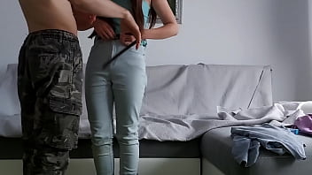 Bercinta Penuh Gairah Di Atas Sofa
