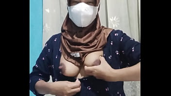 Gadis Berhijab Itu Meraba-raba Tubuhnya Sendiri Saat Rumah Sepi