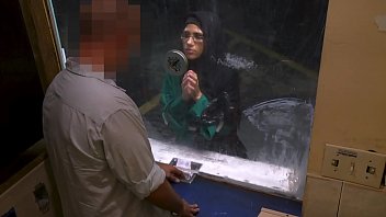 Pengungsi Muslim Cantik Butuh Pertolongan, Malah Diberi Kontol