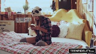 Kejutan Penuh Nafsu Dari Ayah Tiri Untuk Shyla Ryder