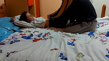 Gadis Brunet Digoyang Teman Sekamarnya