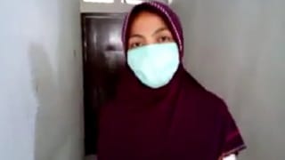 Gadis Berjilbab Dengan Payudara Montok Masturbasi Sambil Pakai Masker