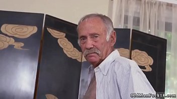 Nenek Panas Mesra Dengan Pria Muda Dan Beruang Tua Untuk Pertama Kalinya Menuju Selatan